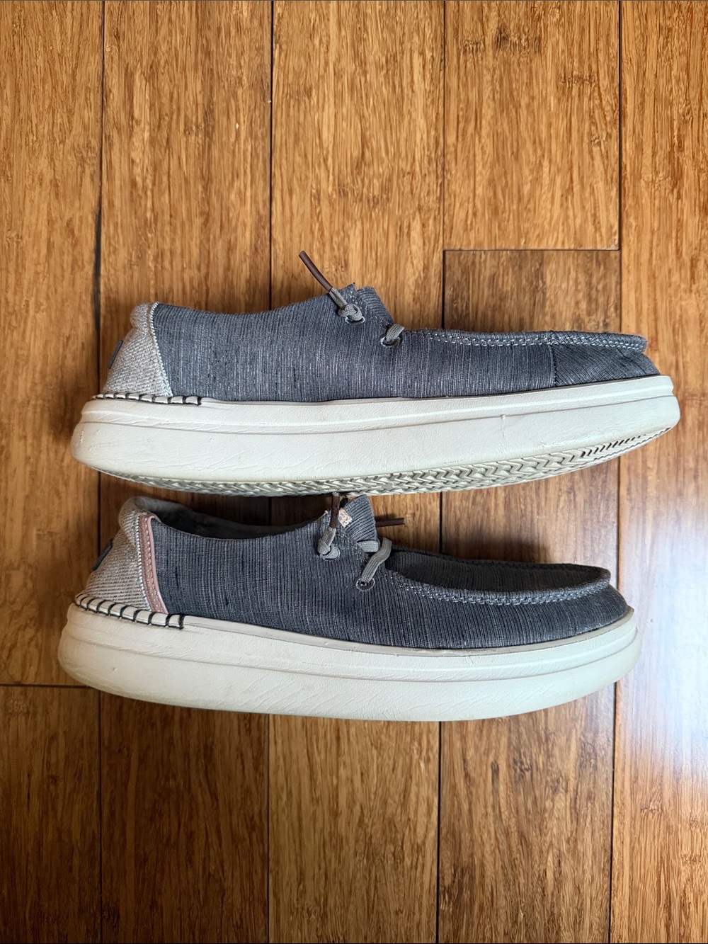 Hey Dude slip on Wendy Rise
Women’s size 9 light grey/tan